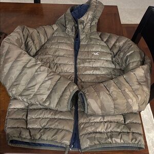 Hollister Men's Khaki and Navy Puffer Jacket. EUC. Size S.